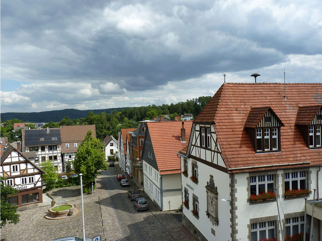 Entfernen der alten Schieferziegeln (Foto: Karl-Franz Thiede)